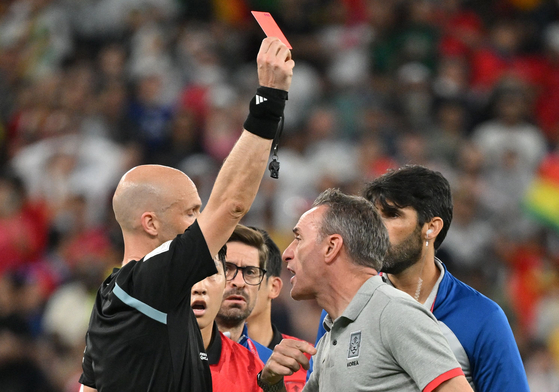 Korean national team coach Paulo Bento is given a red card by English referee Anthony Taylor during the Qatar 2022 World Cup Group H football match between Korea and Ghana at the Education City Stadium in Al-Rayyan, west of Doha, on Monday. [AFP/YONHAP]