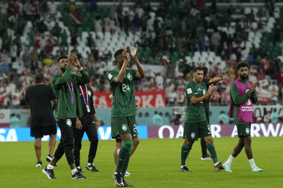 Saudi Arabia players applaud fans at the end of the World Cup group C football match between Poland and Saudi Arabia, at the Education City Stadium in Al Rayyan , Qatar on Nov. 26. [AP/YONHAP]