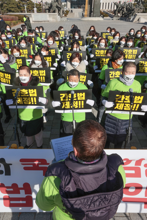 Members of the Korean Nurses Association hold a rally after shaving their heads, calling for the enactment of the Nursing Act to improve their work conditions near the presidential office in Yongsan District, central Seoul Wednesday. [YONHAP]