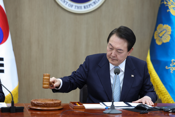 President Yoon Suk-yeol issues an executive order for cement-field truckers on strike to retrun to work during a cabinet meeting at the presidential office in Yongsan, central Seoul on Tuesday. [NEWS1]