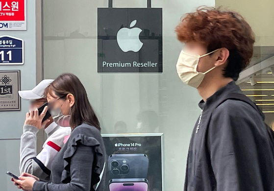 People pass by an Apple store in Seoul on Oct. 4. [NEWS1]