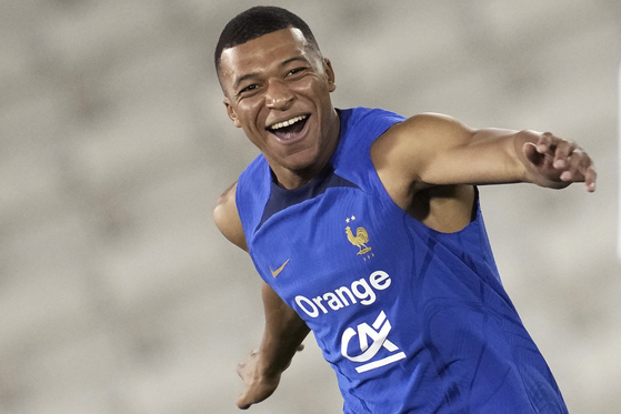 France's Kylian Mbappe, jokes with teammates during a training session at the Jassim Bin Hamad stadium in Doha, Qatar on Monday. [AP/YONHAP]