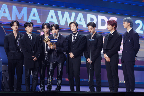 Stray Kids deliver a speech after being awarded the Yogibo Chill Award at the 2022 Mnet Asian Music Awards on Nov. 29. [MNET]