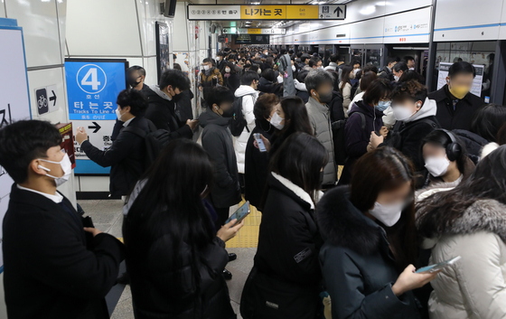 7 and J Train Service Delayed During Monday Rush Hour Commute, MTA