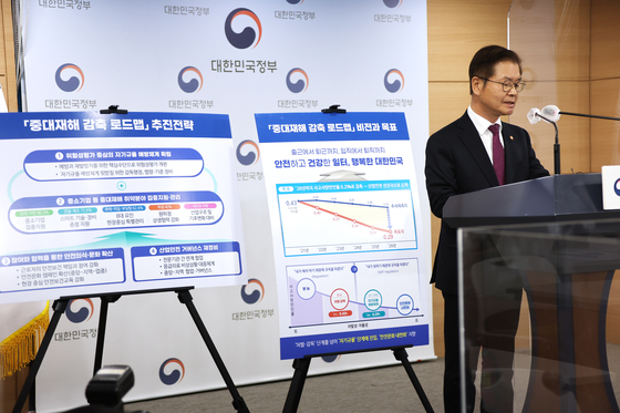Employment and Labor Minister Lee Jung-sik announces the roadmap for improving accident safety measures at workplace at the government complex in Seoul on Wednesday. [YONHAP]