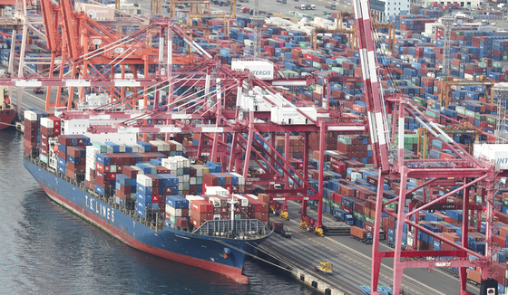 Containers are unloaded at a port in Busan on Nov. 21. [YONHAP]
