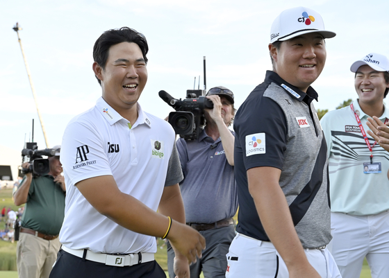 Kim Joo-hyung, left, walks off the 18th green alongside Im Sung-jae during the final round of the Shriners Children's Open golf tournament on Oct. 9 in Las Vegas. Kim eventually won the event. [AP/YONHAP]