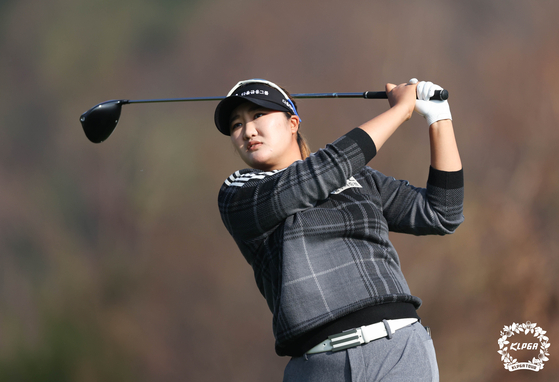 Ryu Hae-ran tees off during the first round of the SK Shieldus SK Telecom Championship at Lavie Est Belle in Chuncheon, Gangwon, on Nov. 11. [KLPGA]