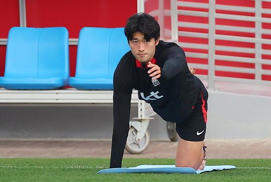 Cho Gue-sung trains on the field at Al Egla Training Site in Doha, Qatar, on Wednesday ahead of Korea's final group stage match aginst Portugal scheduled on Friday. [YONHAP]