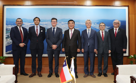 Ambassador of Chile to Korea Mathias Francke, third from left; Mayor of Ulsan Kim Doo-gyeom, fourth from left; and Chile Investment Commissioner to Asia Vicente Pinto, far right, during their meeting in Ulsan on Tuesday to discuss Chile-Korea cooperation on investment and trade on hydrogen and green ammonia. [EMBASSY OF CHILE IN KOREA]