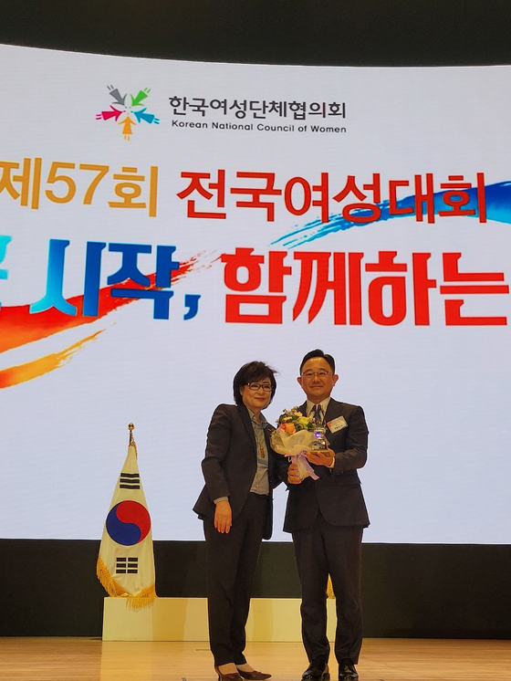 Han Dong-jin, CEO of GITSN, right, takes a photo with Huh Myeong, president of the Korean National Council of Women, after receiving a special award at the 57th National Convention of Women on Wednesday. [GITSN]