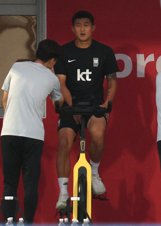Kim Min-jae trains on a bike during a training session at Al Egla Training Site in Doha, Qatar, on Tuesday. [NEWS1]