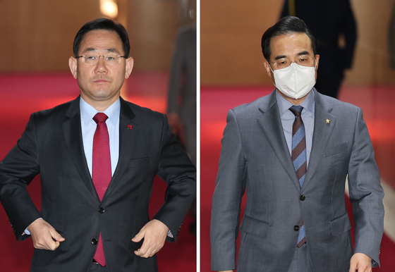 People Power Party floor leader Joo Ho-young, left, and Democratic Party floor leader Park Hong-keun leave their meeting at the National Assembly on Thursday. [YONHAP] 
