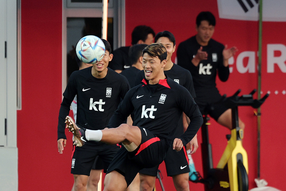 Hwang Hee-chan trains on the field at Al Egla Training Site in Doha, Qatar, on Wednesday. He returned to the field to train after skipping out on several days due to hamstring discomfort and missing Korea's first two matches at the 2022 World Cup. [NEWS1]