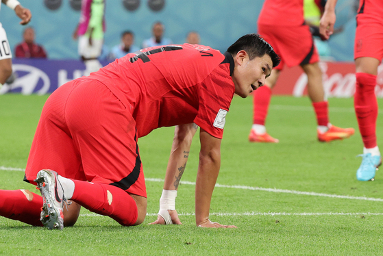 Kim Min-jae reacts during a World Cup Group H match between Korea and Ghana at Education City Stadium in Al Rayyan, Qatar, on Monday. [NEWS1]
