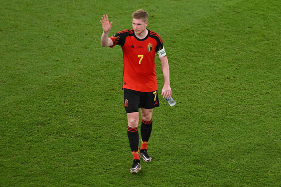 Belgium's midfielder Kevin De Bruyne waves to supporters after Morocco won the Qatar 2022 World Cup Group F football match between Belgium and Morocco at the Al-Thumama Stadium in Doha on Nov. 27. [AFP/YONHAP]