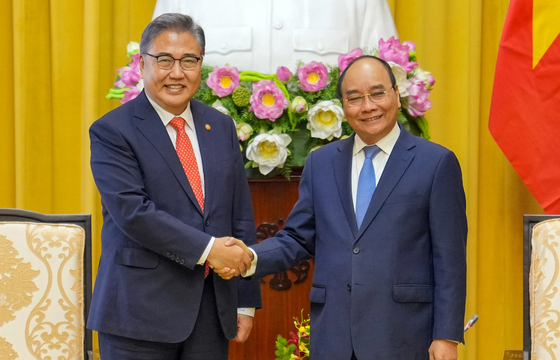 Korean Foreign Minister Park Jin, left, shakes hands with Vietnamese President Nguyen Xuan Phuc at the presidential palace in Hanoi on Oct. 18. [NEWS1]