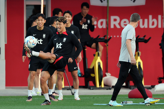 Hwang Hee-chan trains on the field at Al Egla Training Site in Doha, Qatar, on Wednesday with the area around his left hamstring taped. He returned to the field to train after skipping out on several days due to hamstring discomfort and missing Korea's first two matches at the 2022 World Cup. [NEWS1]