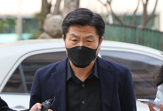 Former chief of the Yongsan Police Precinct Lee Im-jae walks into the Mapo District office of the special investigation headquarters set up by the National Police Agency on Nov. 24, 2022. [YONHAP]