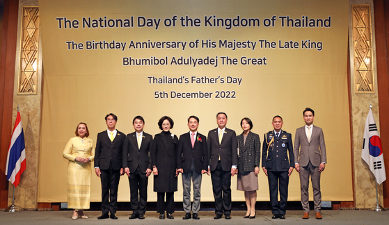 Ambassador of Thailand to Korea Witchu Vejjajiva, fourth from right, and Korea's Minister of Patriots and Veterans Affairs Park Min-shik, fifth from right, celebrate the National Day of Thailand, the birthday anniversary of former King Bhumibol Adulyadej, and Thailand's Father's Day at the Lotte Hotel Seoul on Thursday. [PARK SANG-MOON]