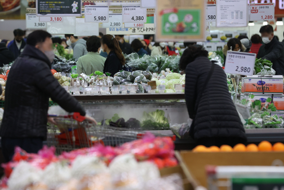 Shoppers browse through groceries at a large mart in Seoul on Nov. 27, 2022. [YONHAP]