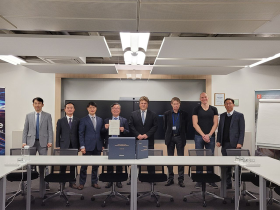 Korea Hydro and Nuclear Power Co. (KHNP), Executive Vice President Nam Yon-shik, fourth from left, and Elektrarna Dukovany II (EDU II) CEO Petr Zavodsky, fourth from right, pose at CEZ Group headquarters in Czech Republic on Nov. 28. [KHNP]