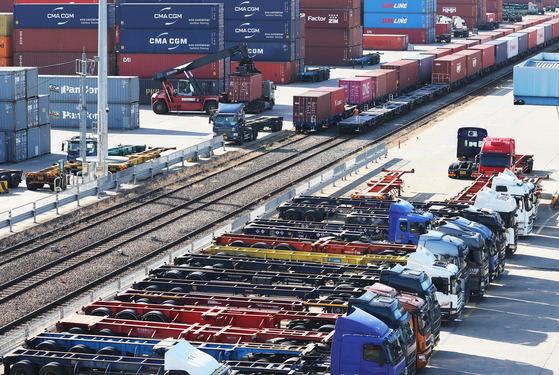 Cargo trucks in Euiwang, Gyeoonggi, on Thursday. Amid exports shrinking for a second month, the railroad union joined cargo truckers on a nationwide strike. [YONHAP] 
