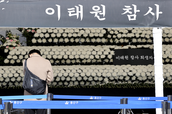 A citizen mourns the deaths at the Itaewon tragedy at a memorial established in Noksapyeong Station, Line No. 6, central Seoul on Nov. 6. [NEWS1]