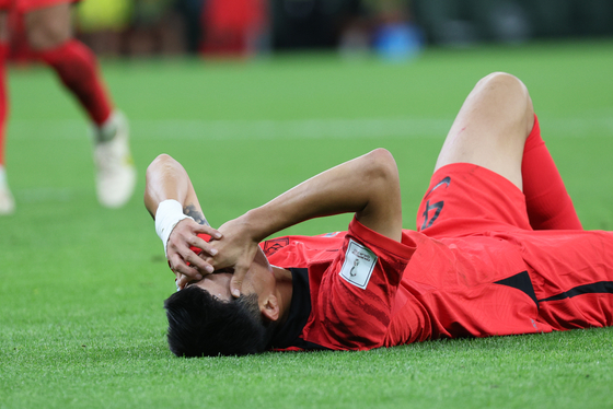 Kim Min-jae reacts after slipping while trying to chase down Darwin Nunez of Uruguay during a World Cup Group H match against Uruguay at Education City Stadium in Qatar on Nov. 24. [NEWS1]