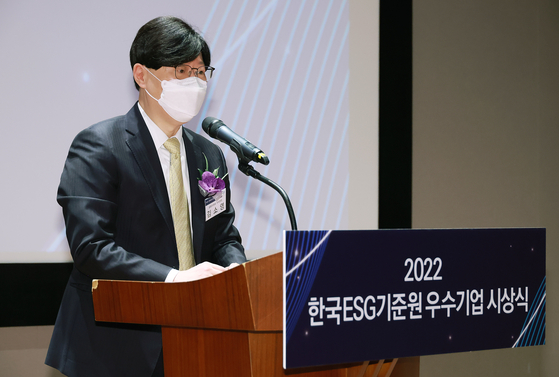 Vice Chairman of the Financial Services Commission Kim So-young speaks during an economic policy awards ceremony at the Korea Exchange in Yeouido, western Seoul, on Friday. [NEWS1]