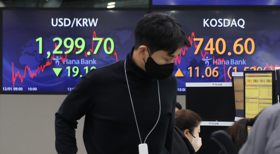 Electronic display boards at Hana Bank in central Seoul show stock and foreign exchange markets on Friday morning. [YONHAP]