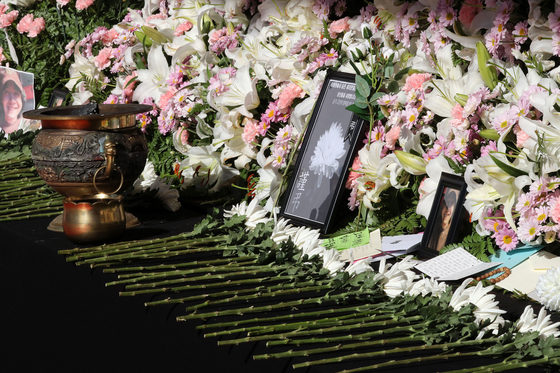 Chrysanthemums are laid out at a memorial for the Itaewon tragedy in central Seoul on Nov. 5. [NEWS1]