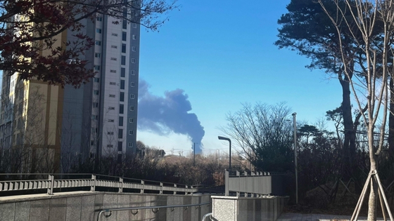 Smoke billows up from a fire that broke out Friday morning in Pyeongtaek, Gyeonggi. [YONHAP]