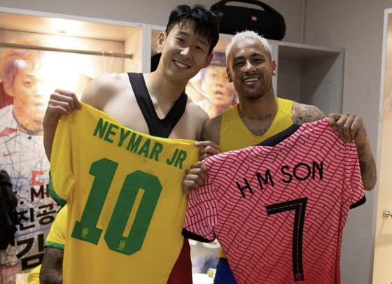 Son Heung-min, left, and Neymar pose for the picture after the friendly between Korea and Brazil at Seoul World Cup Stadium in Mapo district, western Seoul on June 2. [SCREEN CAPTURE] 