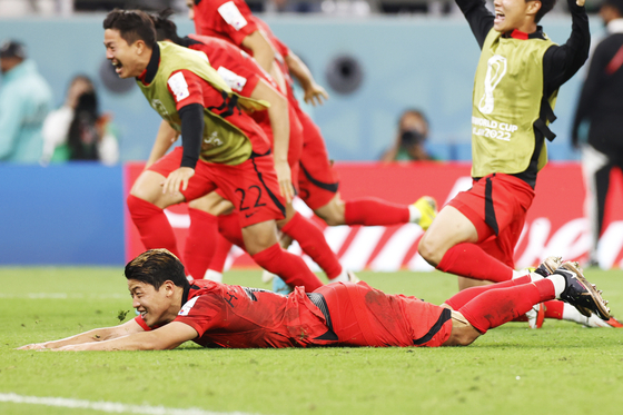 Hwang Hee-chan celebrates with his teammates after after beating Portugal 2-1 and qualifying for the knockout stages on Friday evening at Education City Stadium in Doha. Hwang scored the winning goal in the 91st minute. [EPA/YONHAP]