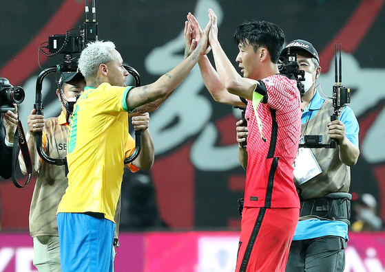 Son Heung-min, right, and Neymar congratulate each other at the end of a friendly between Korea and Brazil at Seoul World Cup Stadium in Mapo district, western Seoul on June 2. [NEWS1] 