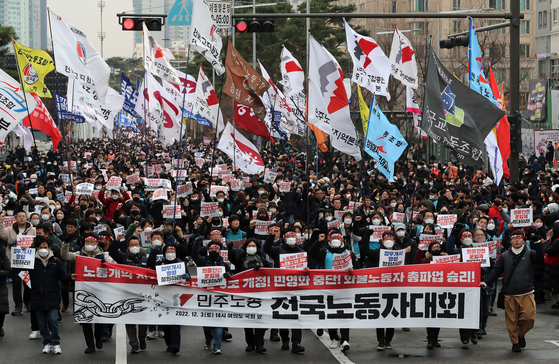 Members of the Korean Confederation of Trade Unions (KCTU) stage a rally in front of the National Assembly in western Seoul in support of the trucker strike. [NEWS1]