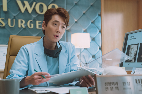 Actor Jung Kyung-ho during a scene from the new comedy film "Men of Plastic" [SHOW BOX]