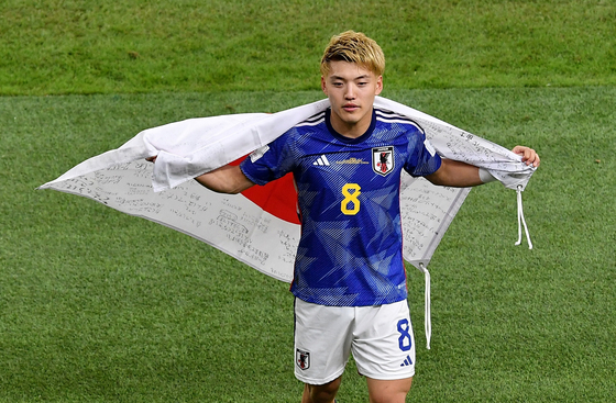 O japonês Ritsu Doan comemora após a partida, classificando o Japão para a fase eliminatória após derrotar a Espanha na quinta-feira, no Khalifa International Stadium, em Doha, no Catar. [REUTERS/YONHAP]