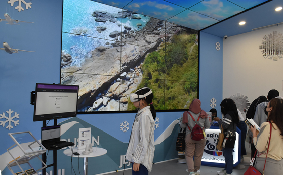 Visitors look around various Korean tourist attractions through a virtual reality headset at Korea 360, an exhibition promoting Korean products and culture, held in Jakarta, Indonesia, on Saturday. [YONHAP]