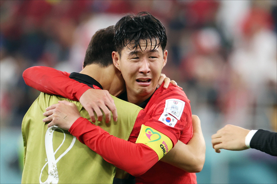 Son Heung-min celebrates with his teammates and coaching staff after beating Portugal 2-1 and qualifying for the knockout stages of the 2022 World Cup on Friday evening at the Education City Stadium in Al-Rayyan, west of Doha. [JOONGANG ILBO]