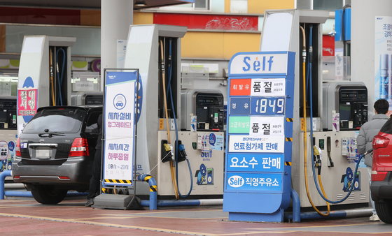 A sign at a gas station in Seoul Sunday informing customers that it has no more gas available. A total of 88 gas stations ran out of fuel as of 2 p.m. on Sunday with fewer trucks to transport fuel, according to Korea National Oil Corporation. [YONHAP]