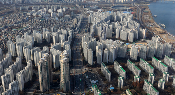 Apartment complexes are seen from the Lotte World Tower in Songpa District, southern Seoul, on Nov. 30. [NEWS1] 