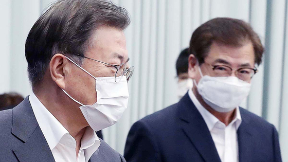 Former President Moon Jae-in and then-National Security Office Director Suh Hoon at a meeting at the Blue House in February 2021. [JOINT PRESS CORPS]