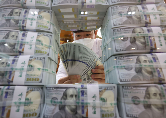 Foreign reserves increased in November for the first time in four months due to an increase in the converted value of non-dollar assets. Korea's foreign reserves stood at $416.1 billion at the end of November, up $2.09 billion won from the previous month, according to the Bank of Korea. Above, an employee sorts currency at Hana Bank’s Counterfeit Notes Response Center in Jung District, central Seoul, on Monday. [YONHAP]