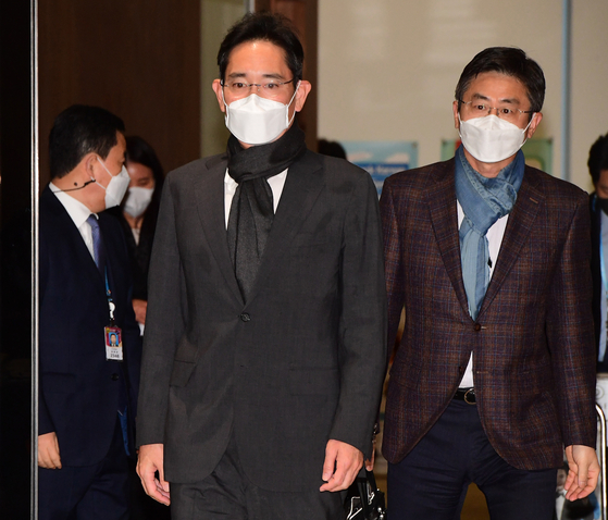 Samsung Electronics Executive Chairman Lee Jae-yong arrives at Gimpo International Airport after visiting United Arab Emirates last December. [YONHAP]