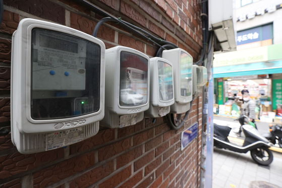 Caps on the system marginal price (SMP) have been implemented starting this month, in which the cap will change monthly. The measure will be temporarily imposed for three months. Above shows an electricity meter affixed to a wall of a house in Seoul on Nov. 29. [YONHAP]