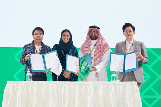 Chief producer Lee Soo-man of K-pop powerhouse SM Entertainment and Saudi Arabia’s Deputy Tourism Minister Princess Haifa bint Muhammad Al Saud signed a business agreement on Nov. 29 in Riyadh to strengthen their cultural partnership. From left, chief producer Lee, Princess Haifa bint Muhammad Al Saud, Chief Executive Officer of the Board of the Saudi Tourism Authority Fahd Hamidaddin and SM’s CEO Lee Sung-su. [SM ENTERTAINMENT]