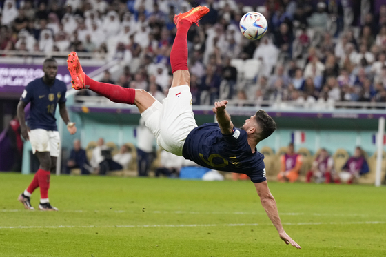 France's Olivier Giroud makes an overhead kick during the World Cup round of 16 match between France and Poland, at the Al Thumama Stadium in Doha, Qatar on Sunday. [AP/YONHAP]