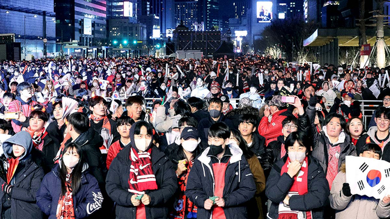Football fans cheer on the streets at Gwanghwamun Square in Jongno District, central Seoul on Nov. 2, 2022. [YONHAP]